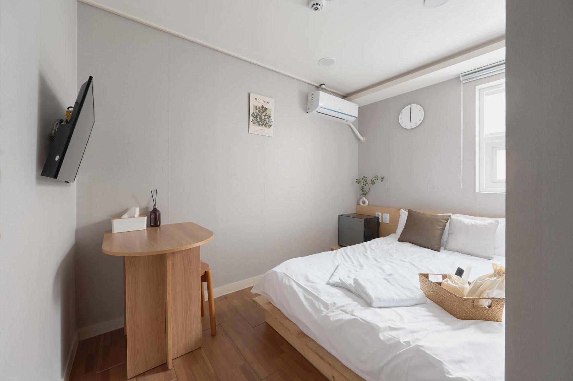Dawoo House 2 In Hongdae Seul